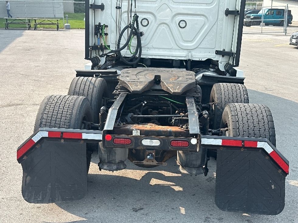 Sleeper Tractor-Heavy Duty Tractors-Freightliner-2021-T12664ST-Mississauga-ON-1,022,529\n\t\tkm-$ 76,500 - Image 6