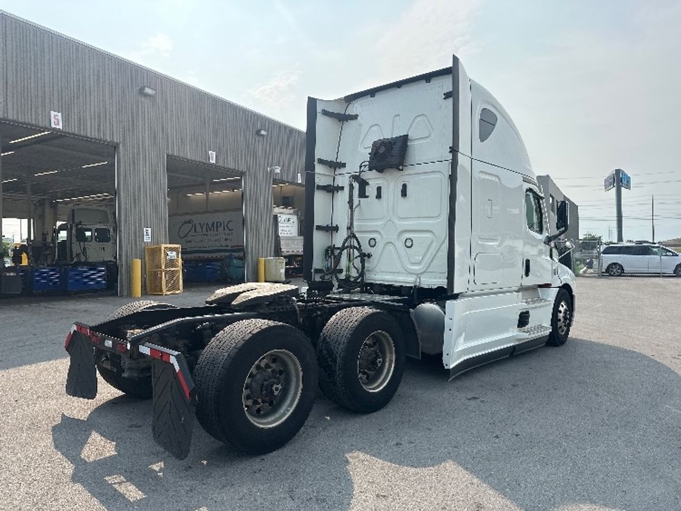 Sleeper Tractor-Heavy Duty Tractors-Freightliner-2021-T12664ST-Mississauga-ON-1,022,529\n\t\tkm-$ 76,500 - Image 7
