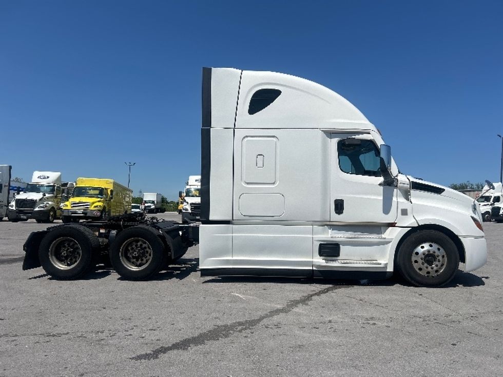 Sleeper Tractor-Heavy Duty Tractors-Freightliner-2021-T12664ST-Mississauga-ON-1,022,529\n\t\tkm-$ 76,500 - Image 8