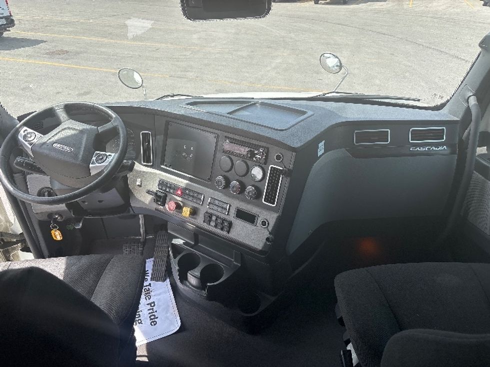 Sleeper Tractor-Heavy Duty Tractors-Freightliner-2021-T12664ST-Mississauga-ON-1,027,175\n\t\tkm-$ 74,250 - Image 12