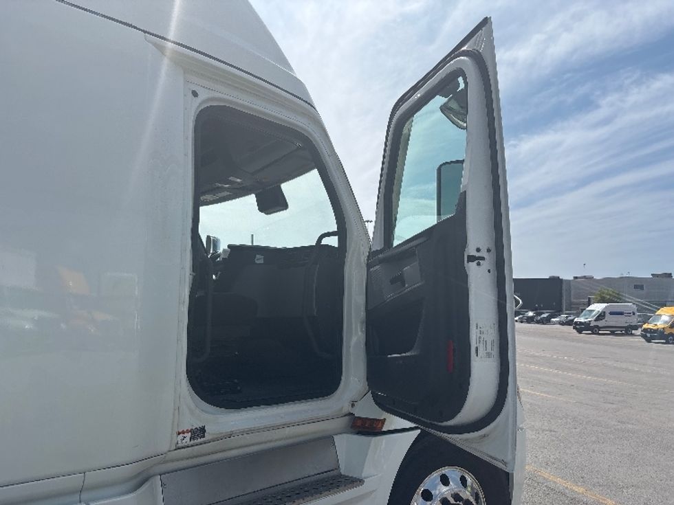 Sleeper Tractor-Heavy Duty Tractors-Freightliner-2021-T12664ST-Mississauga-ON-1,027,175\n\t\tkm-$ 74,250 - Image 13