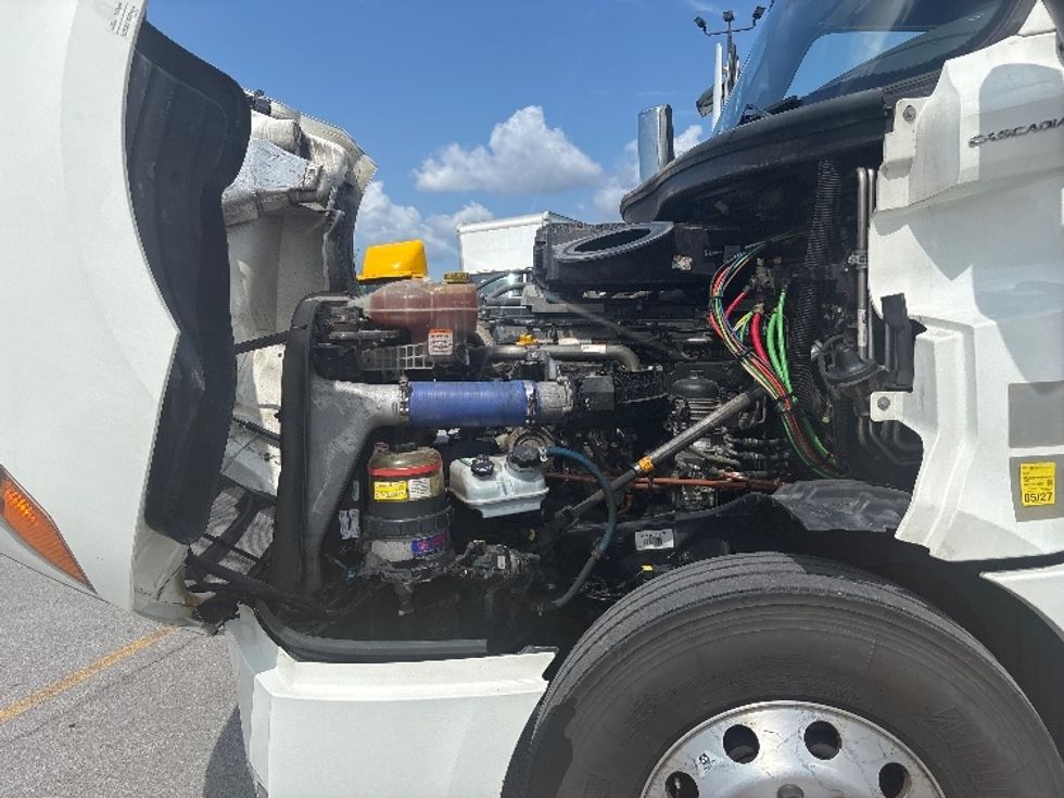 Sleeper Tractor-Heavy Duty Tractors-Freightliner-2021-T12664ST-Mississauga-ON-1,027,175\n\t\tkm-$ 74,250 - Image 21