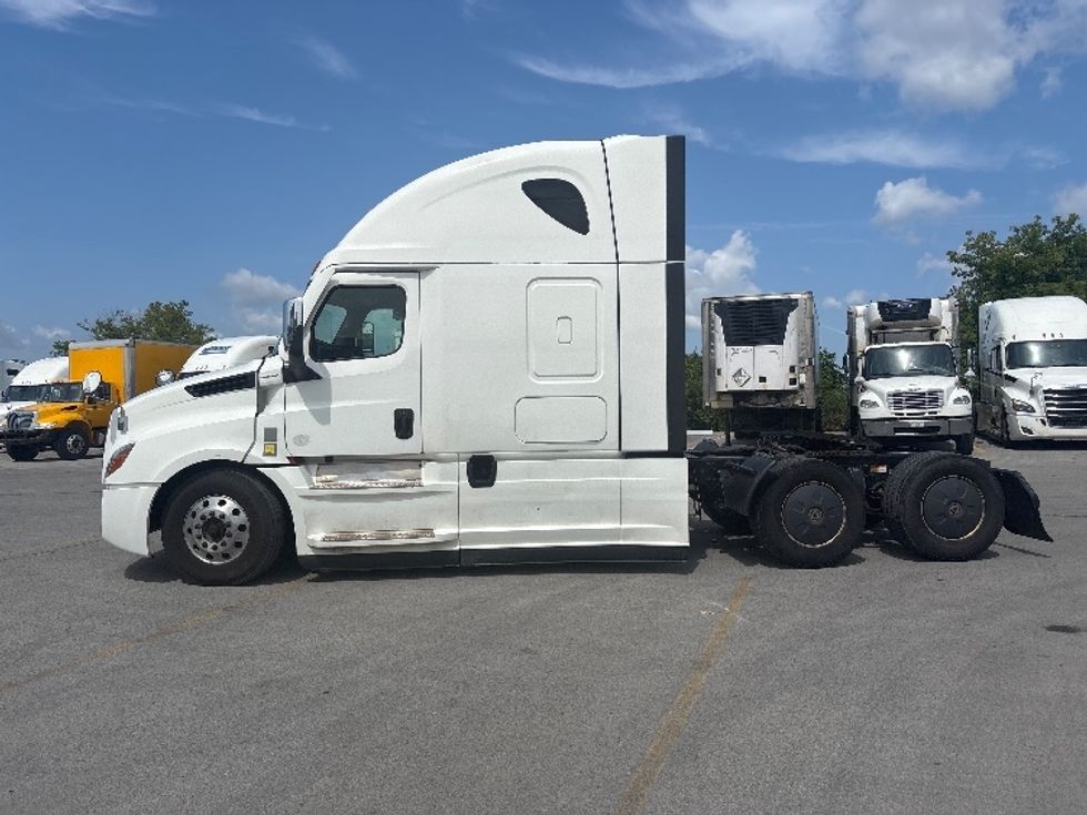 Sleeper Tractor-Heavy Duty Tractors-Freightliner-2021-T12664ST-Mississauga-ON-1,027,175\n\t\tkm-$ 74,250 - Image 4