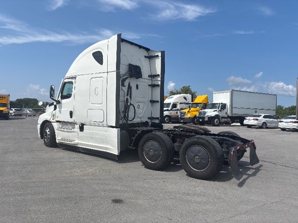 Sleeper Tractor-Heavy Duty Tractors-Freightliner-2021-T12664ST-Mississauga-ON-1,027,175\n\t\tkm-$ 74,250 - Image 5