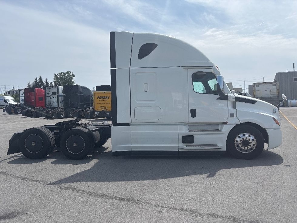 Sleeper Tractor-Heavy Duty Tractors-Freightliner-2021-T12664ST-Mississauga-ON-1,027,175\n\t\tkm-$ 74,250 - Image 8