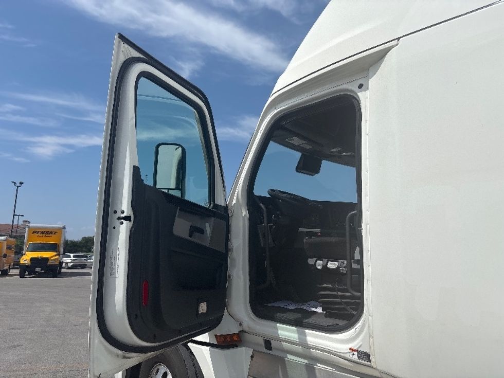 Sleeper Tractor-Heavy Duty Tractors-Freightliner-2021-T12664ST-Mississauga-ON-1,027,175\n\t\tkm-$ 74,250 - Image 9