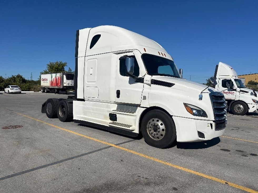 Sleeper Tractor-Heavy Duty Tractors-Freightliner-2021-T12664ST-Mississauga-ON-1,039,029\n\t\tkm-$ 70,500 - Image 1