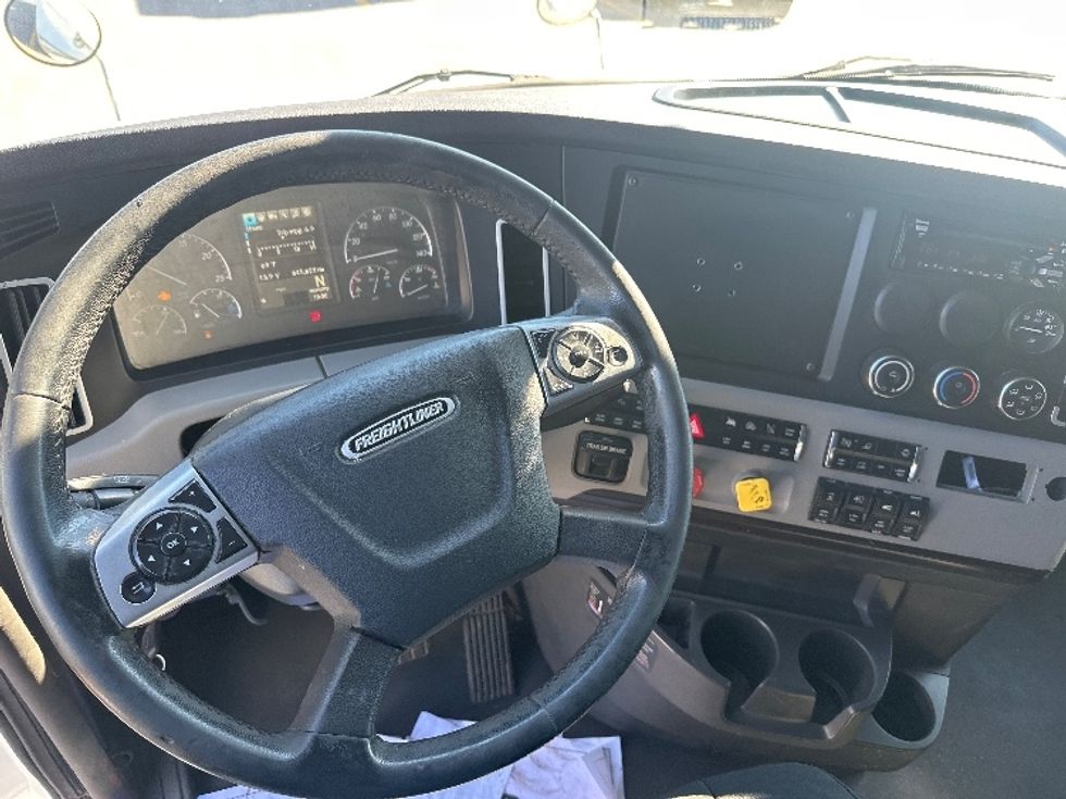 Sleeper Tractor-Heavy Duty Tractors-Freightliner-2021-T12664ST-Mississauga-ON-1,039,029\n\t\tkm-$ 70,500 - Image 11