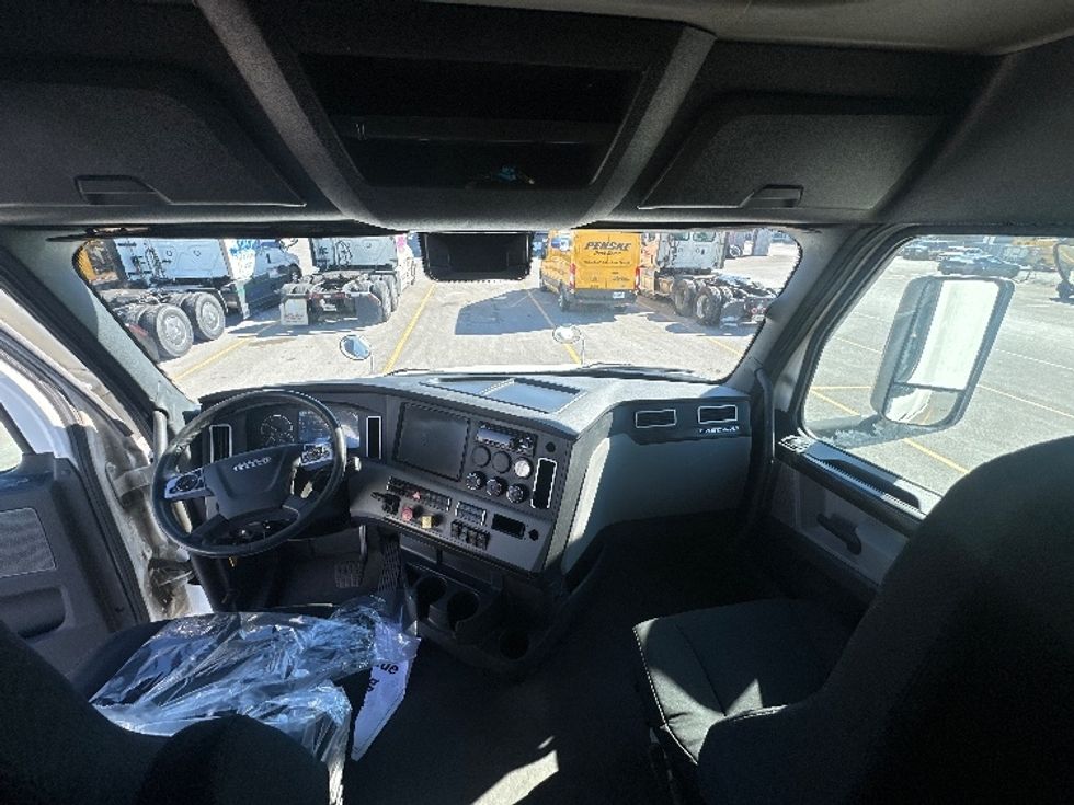 Sleeper Tractor-Heavy Duty Tractors-Freightliner-2021-T12664ST-Mississauga-ON-1,039,029\n\t\tkm-$ 70,500 - Image 12