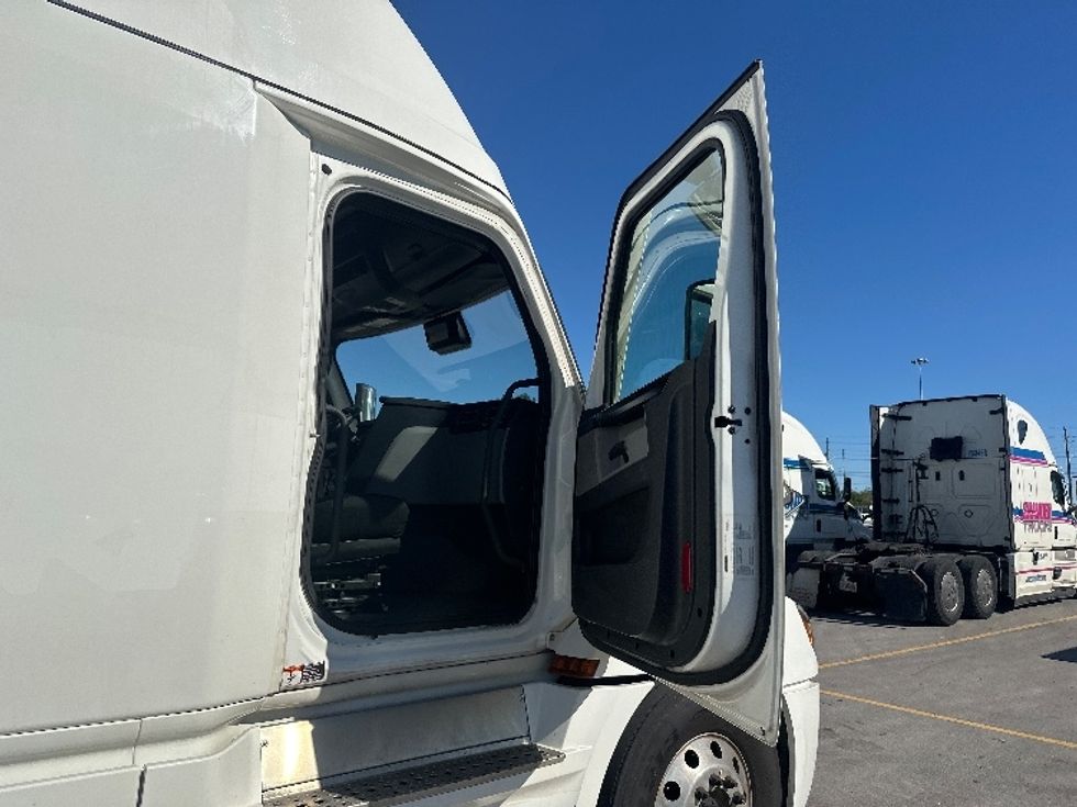 Sleeper Tractor-Heavy Duty Tractors-Freightliner-2021-T12664ST-Mississauga-ON-1,039,029\n\t\tkm-$ 70,500 - Image 13