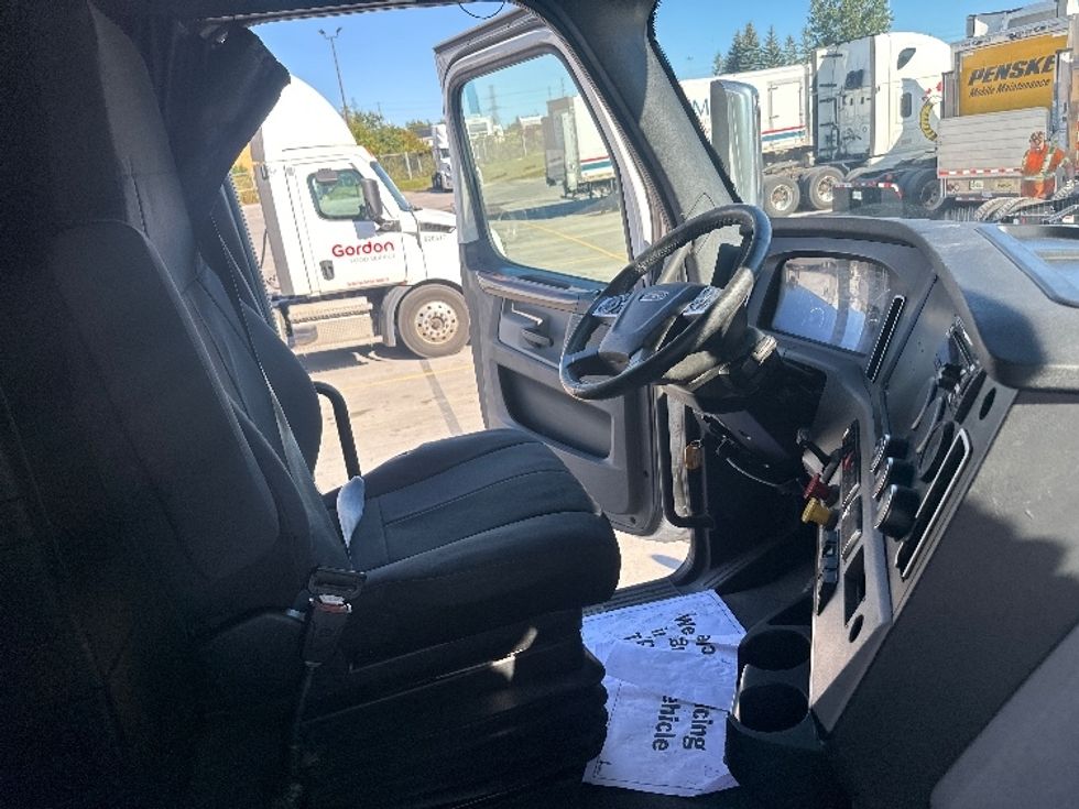 Sleeper Tractor-Heavy Duty Tractors-Freightliner-2021-T12664ST-Mississauga-ON-1,039,029\n\t\tkm-$ 70,500 - Image 15