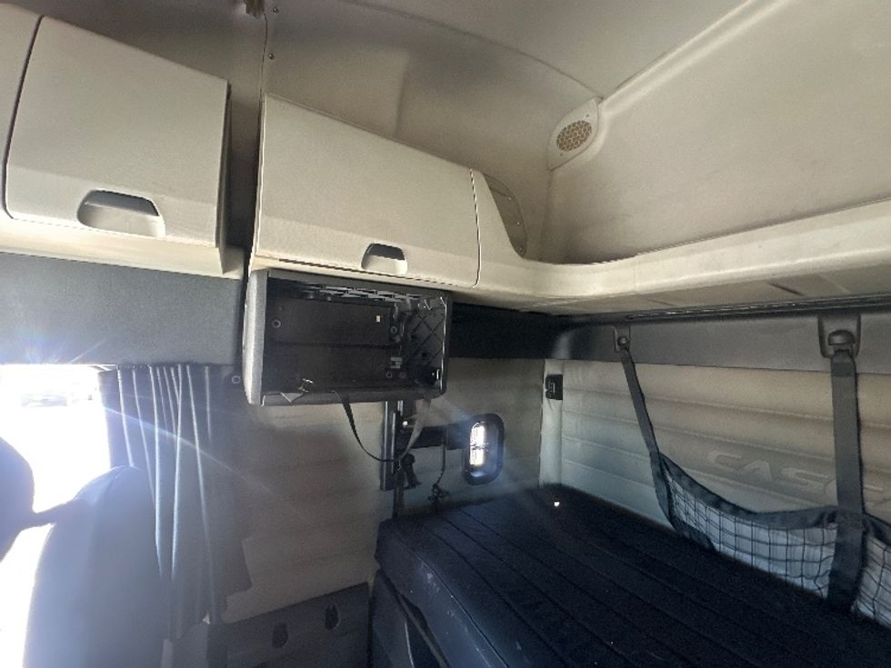 Sleeper Tractor-Heavy Duty Tractors-Freightliner-2021-T12664ST-Mississauga-ON-1,039,029\n\t\tkm-$ 70,500 - Image 19