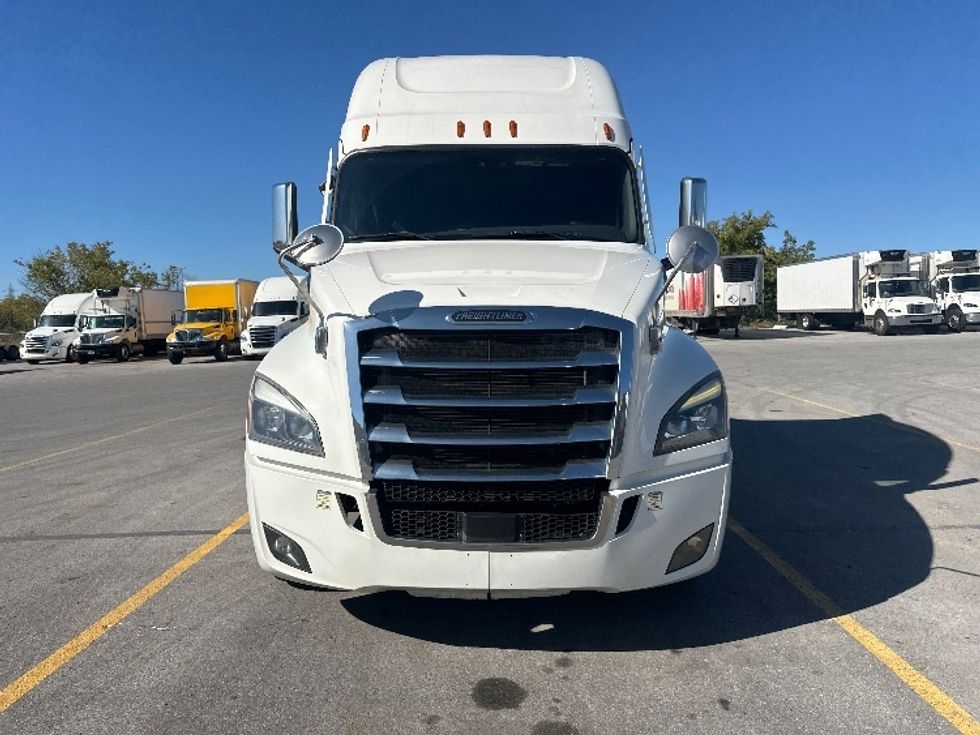 Sleeper Tractor-Heavy Duty Tractors-Freightliner-2021-T12664ST-Mississauga-ON-1,039,029\n\t\tkm-$ 70,500 - Image 2