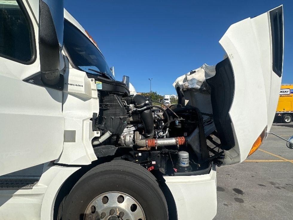 Sleeper Tractor-Heavy Duty Tractors-Freightliner-2021-T12664ST-Mississauga-ON-1,039,029\n\t\tkm-$ 70,500 - Image 20
