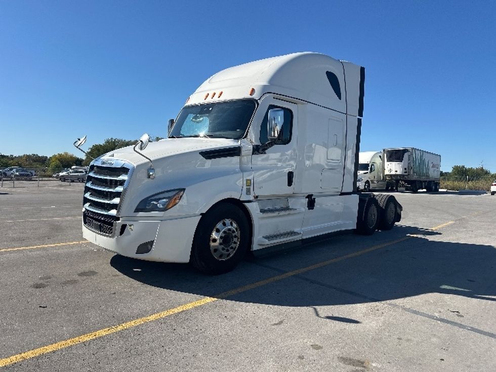 Sleeper Tractor-Heavy Duty Tractors-Freightliner-2021-T12664ST-Mississauga-ON-1,039,029\n\t\tkm-$ 70,500 - Image 3