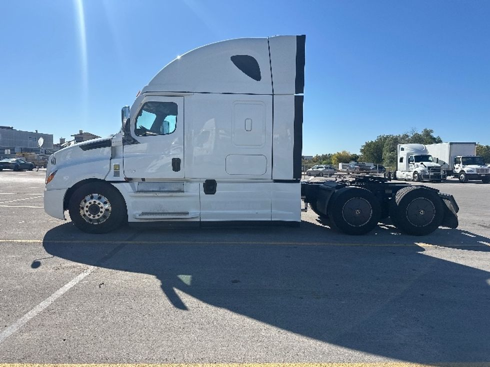 Sleeper Tractor-Heavy Duty Tractors-Freightliner-2021-T12664ST-Mississauga-ON-1,039,029\n\t\tkm-$ 70,500 - Image 4
