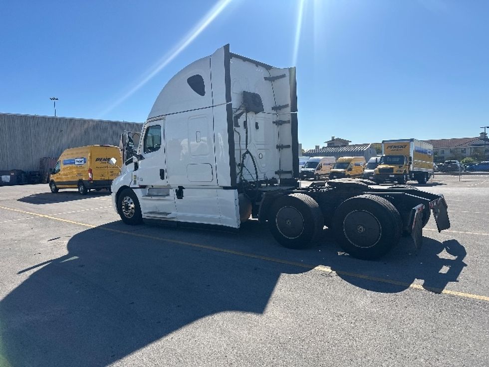 Sleeper Tractor-Heavy Duty Tractors-Freightliner-2021-T12664ST-Mississauga-ON-1,039,029\n\t\tkm-$ 70,500 - Image 5