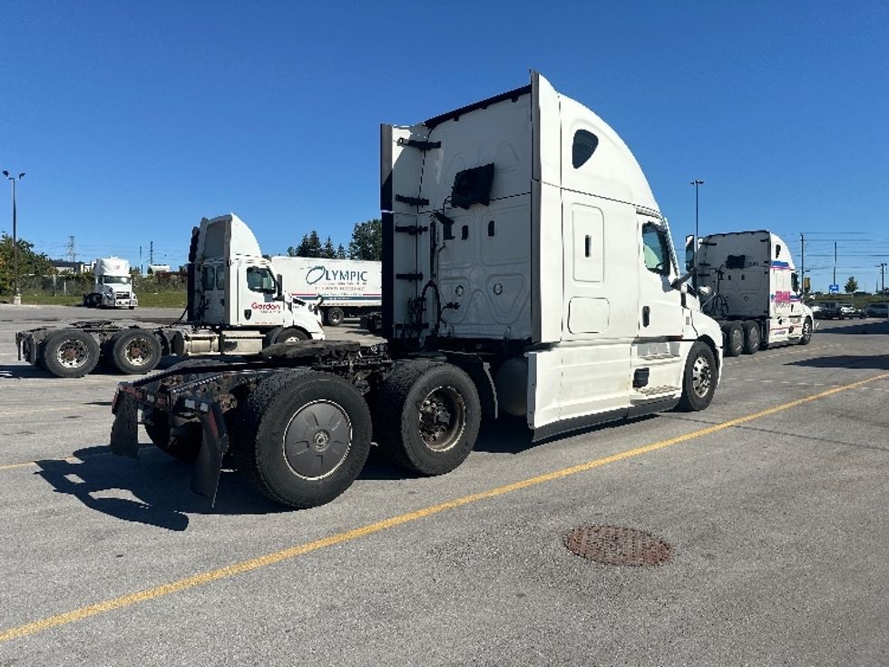 Sleeper Tractor-Heavy Duty Tractors-Freightliner-2021-T12664ST-Mississauga-ON-1,039,029\n\t\tkm-$ 70,500 - Image 7