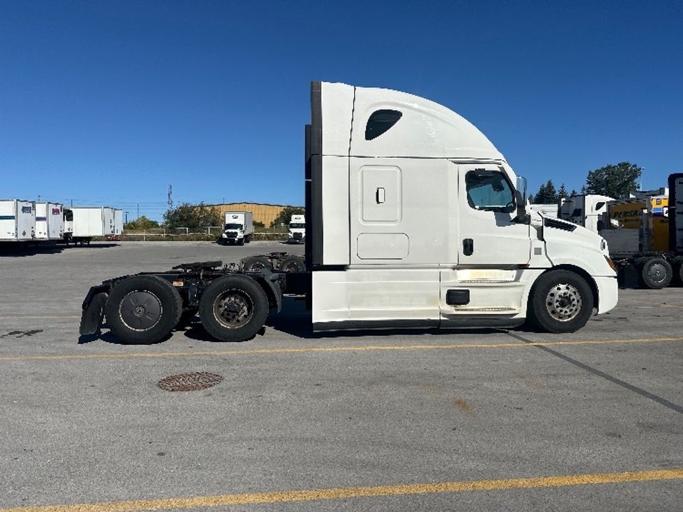 Sleeper Tractor-Heavy Duty Tractors-Freightliner-2021-T12664ST-Mississauga-ON-1,039,029\n\t\tkm-$ 70,500 - Image 8