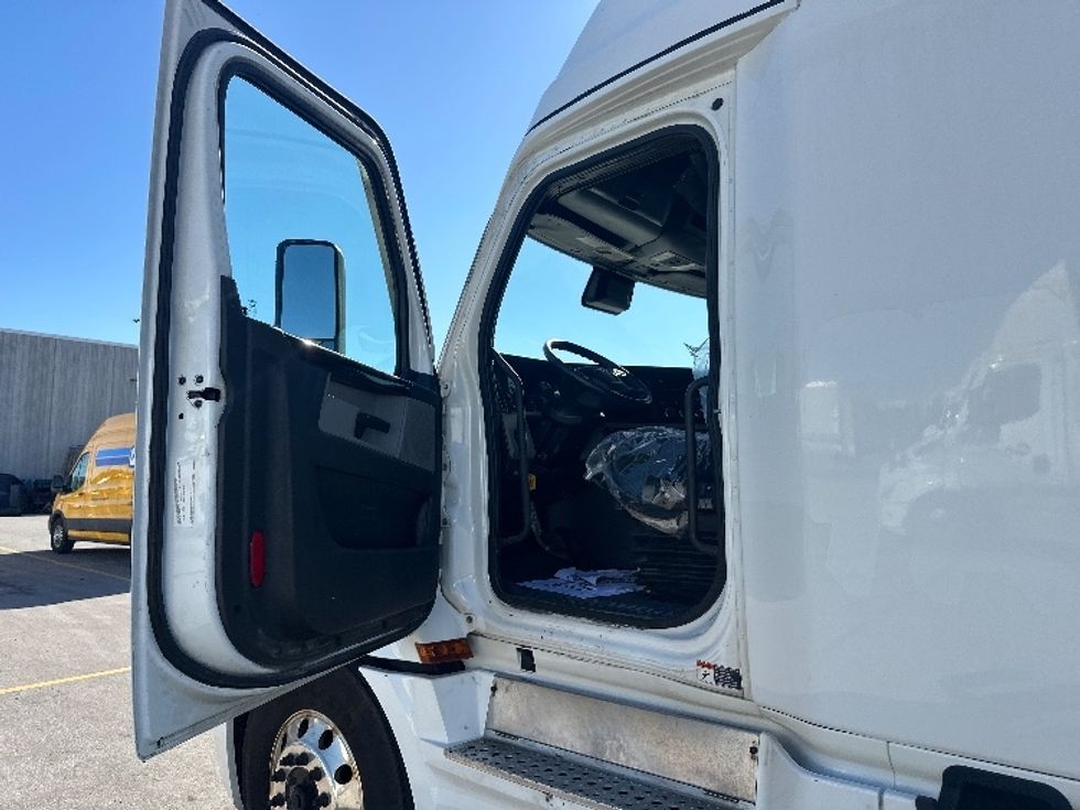 Sleeper Tractor-Heavy Duty Tractors-Freightliner-2021-T12664ST-Mississauga-ON-1,039,029\n\t\tkm-$ 70,500 - Image 9