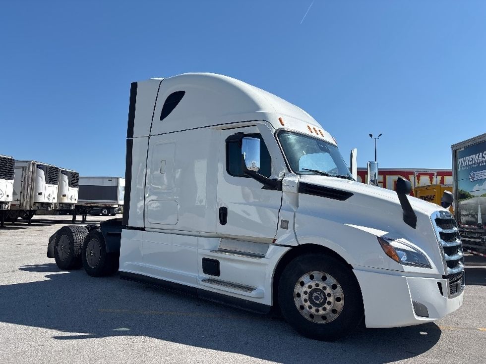 Sleeper Tractor-Heavy Duty Tractors-Freightliner-2021-T12664ST-Mississauga-ON-1,067,129\n\t\tkm-$ 68,000 - Image 1