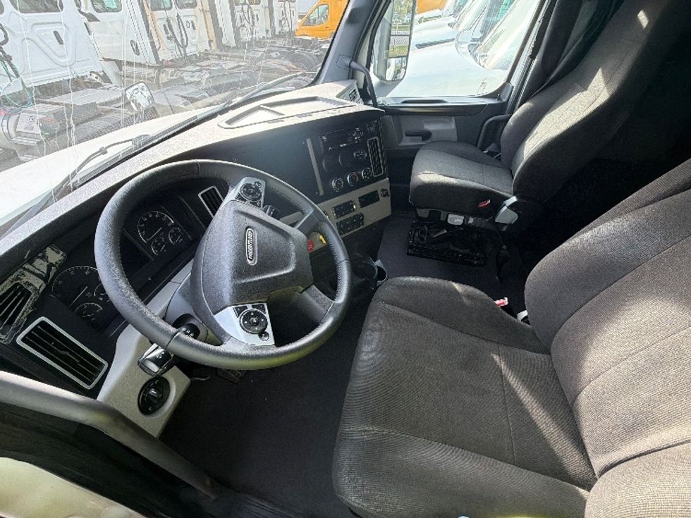 Sleeper Tractor-Heavy Duty Tractors-Freightliner-2021-T12664ST-Mississauga-ON-1,067,129\n\t\tkm-$ 68,000 - Image 10