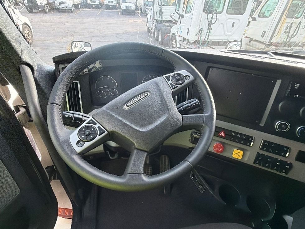 Sleeper Tractor-Heavy Duty Tractors-Freightliner-2021-T12664ST-Mississauga-ON-1,067,129\n\t\tkm-$ 68,000 - Image 11