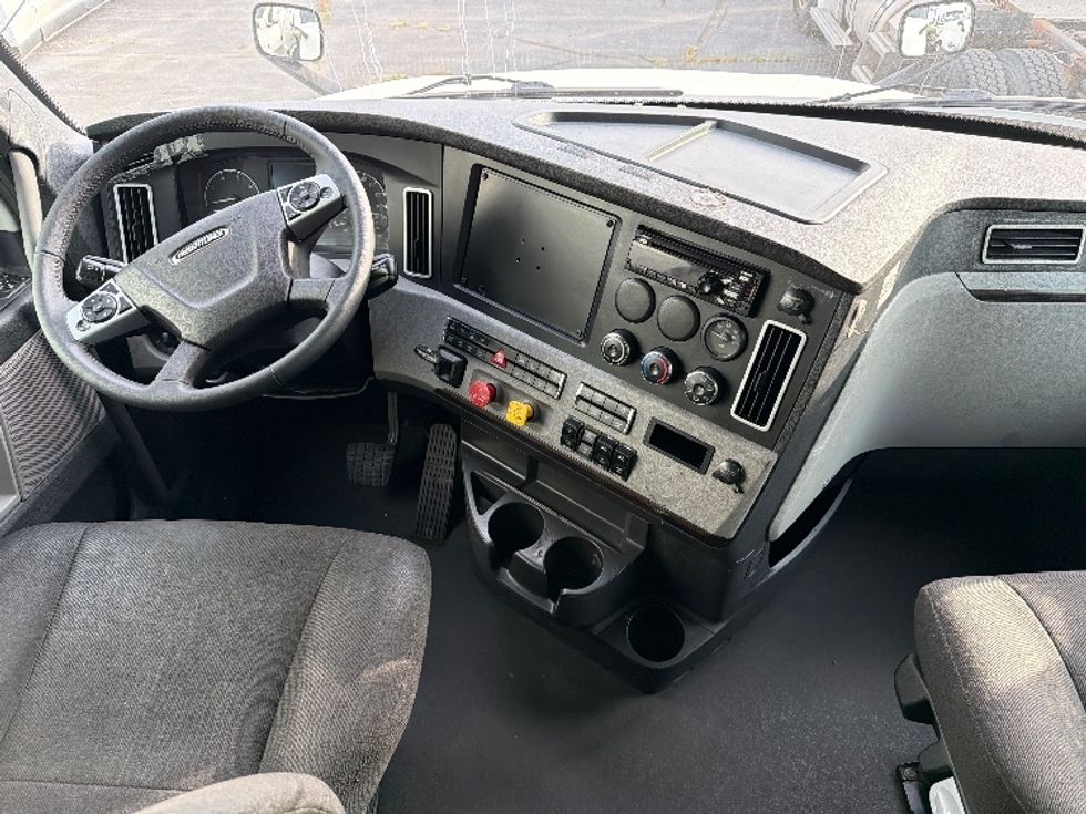Sleeper Tractor-Heavy Duty Tractors-Freightliner-2021-T12664ST-Mississauga-ON-1,067,129\n\t\tkm-$ 68,000 - Image 12