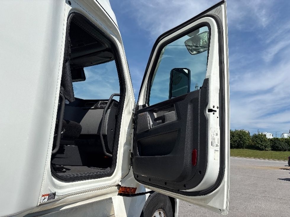 Sleeper Tractor-Heavy Duty Tractors-Freightliner-2021-T12664ST-Mississauga-ON-1,067,129\n\t\tkm-$ 68,000 - Image 13