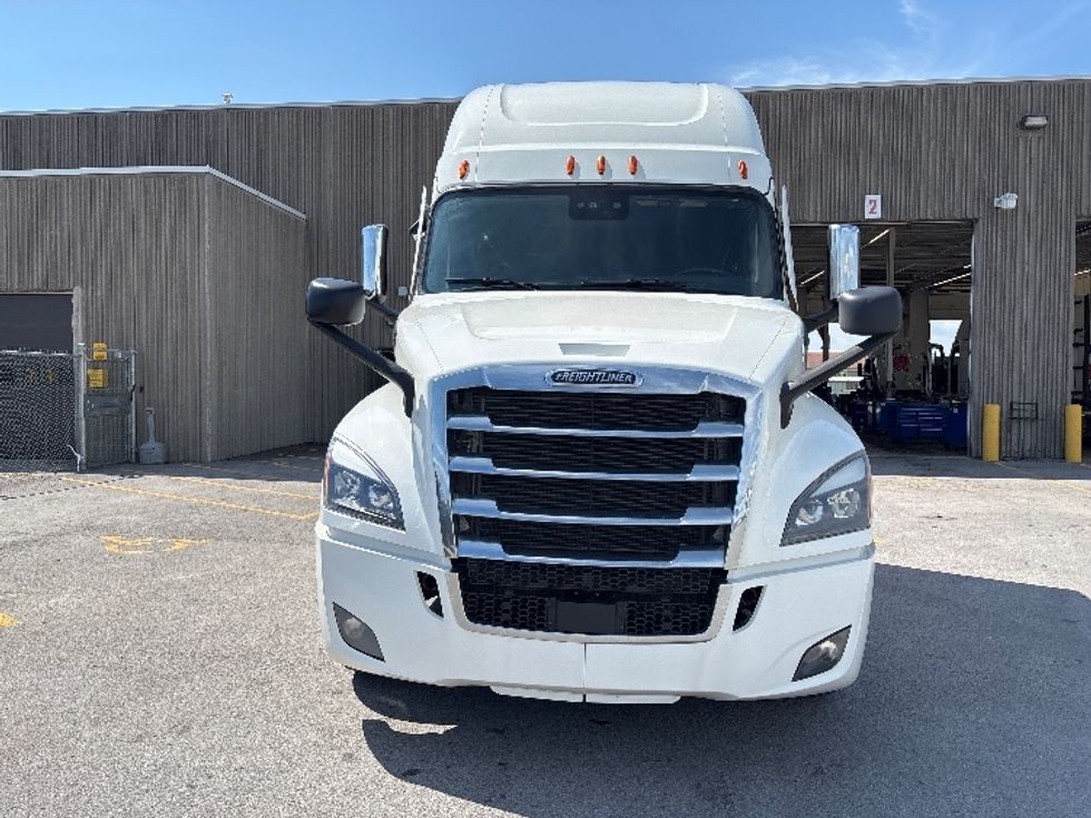 Sleeper Tractor-Heavy Duty Tractors-Freightliner-2021-T12664ST-Mississauga-ON-1,067,129\n\t\tkm-$ 68,000 - Image 2