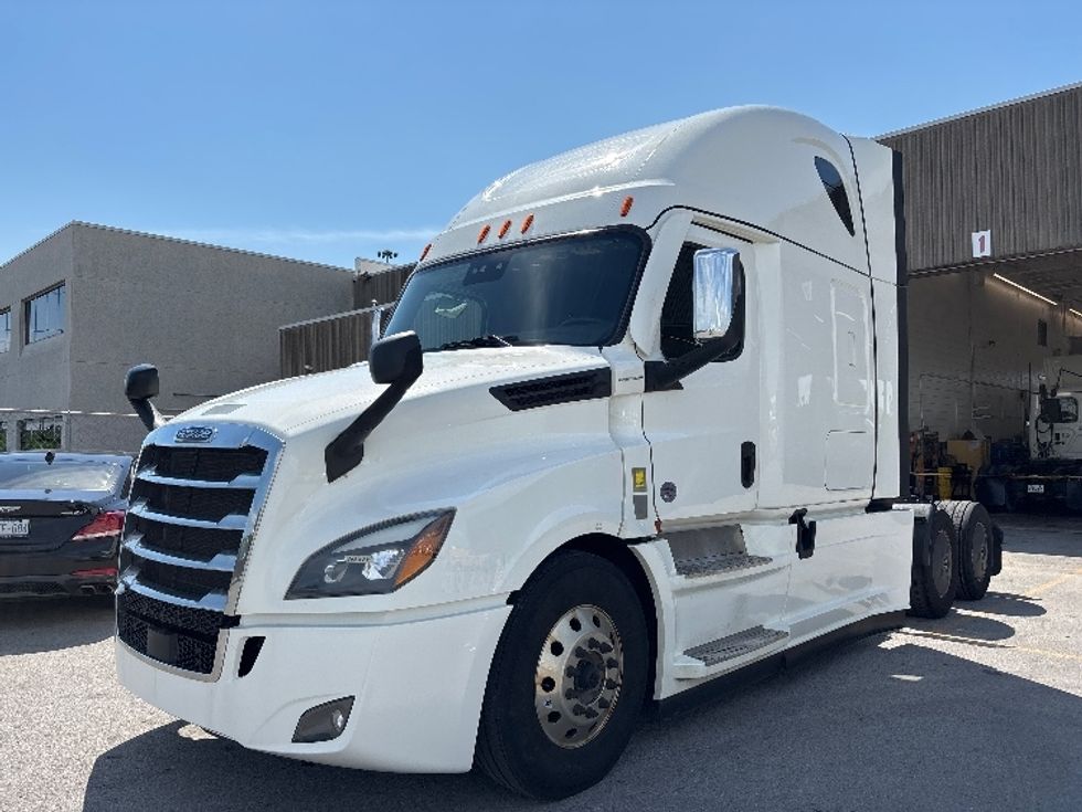 Sleeper Tractor-Heavy Duty Tractors-Freightliner-2021-T12664ST-Mississauga-ON-1,067,129\n\t\tkm-$ 68,000 - Image 3