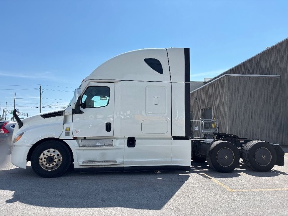 Sleeper Tractor-Heavy Duty Tractors-Freightliner-2021-T12664ST-Mississauga-ON-1,067,129\n\t\tkm-$ 68,000 - Image 4
