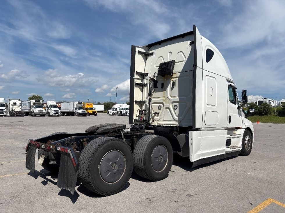 Sleeper Tractor-Heavy Duty Tractors-Freightliner-2021-T12664ST-Mississauga-ON-1,067,129\n\t\tkm-$ 68,000 - Image 7