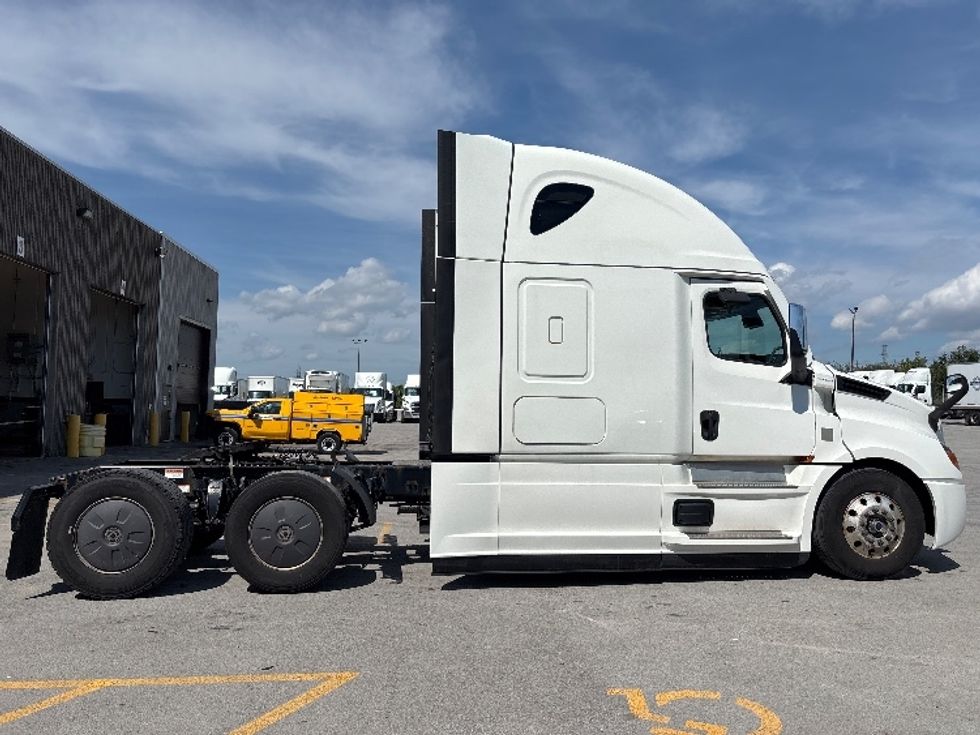 Sleeper Tractor-Heavy Duty Tractors-Freightliner-2021-T12664ST-Mississauga-ON-1,067,129\n\t\tkm-$ 68,000 - Image 8