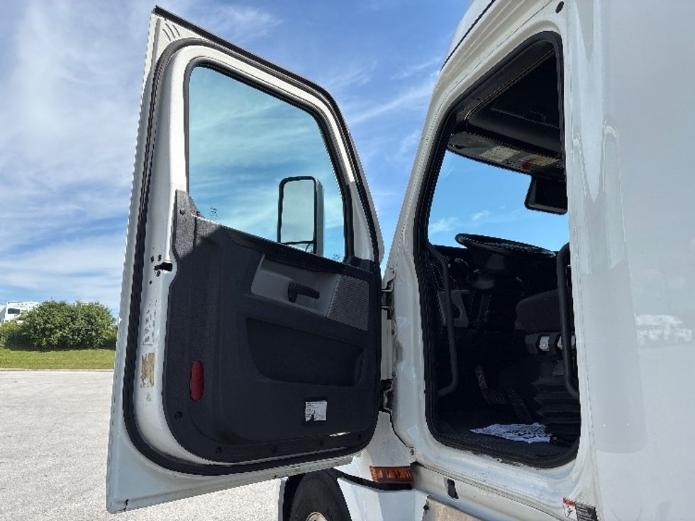 Sleeper Tractor-Heavy Duty Tractors-Freightliner-2021-T12664ST-Mississauga-ON-1,067,129\n\t\tkm-$ 68,000 - Image 9