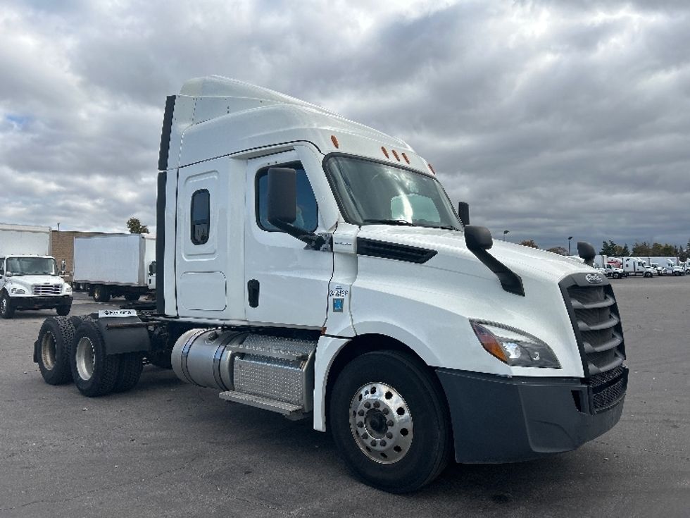 Sleeper Tractor-Heavy Duty Tractors-Freightliner-2021-T12664ST-Mississauga-ON-299,384\n\t\tkm-$ 100,750 - Image 1
