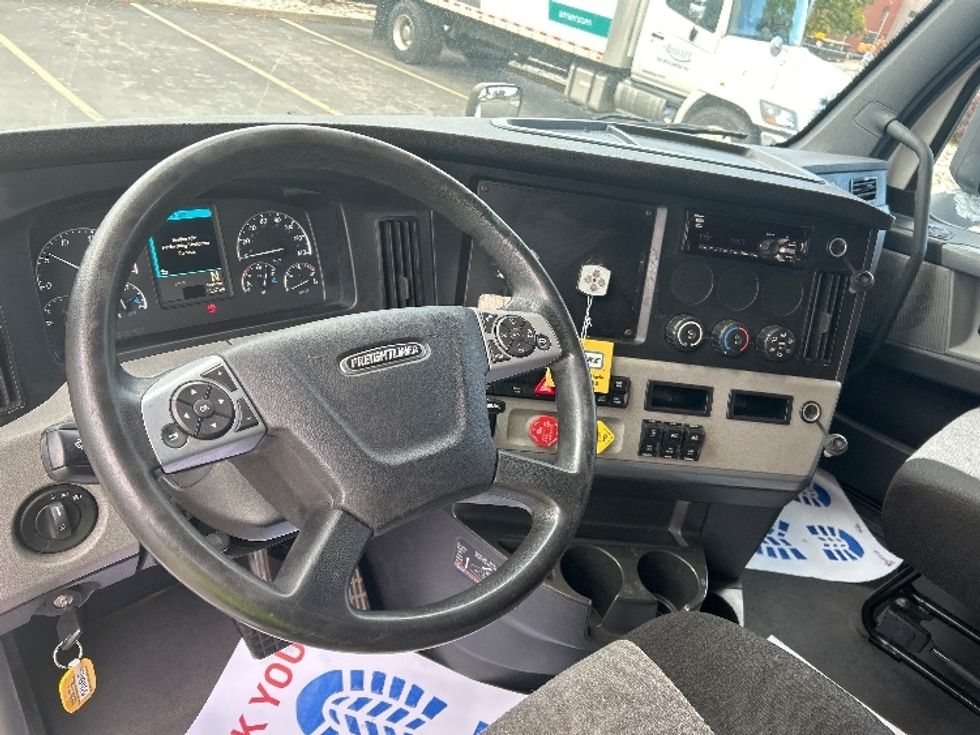 Sleeper Tractor-Heavy Duty Tractors-Freightliner-2021-T12664ST-Mississauga-ON-299,384\n\t\tkm-$ 100,750 - Image 10