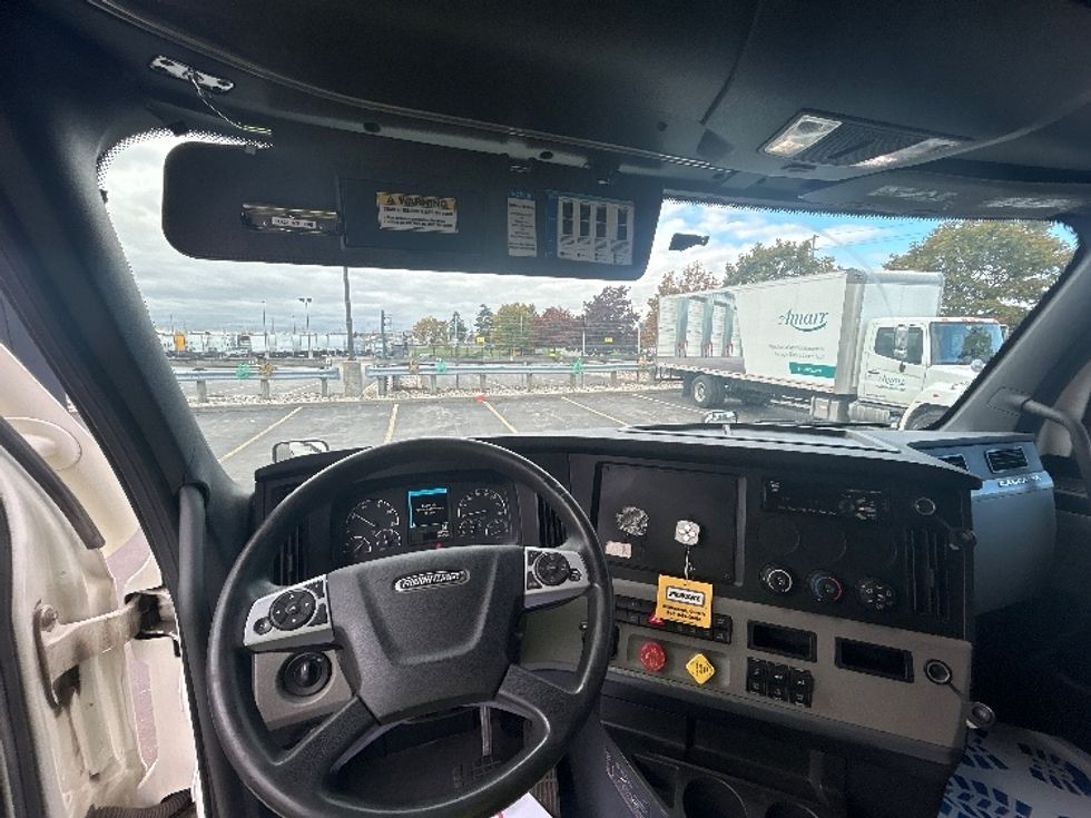 Sleeper Tractor-Heavy Duty Tractors-Freightliner-2021-T12664ST-Mississauga-ON-299,384\n\t\tkm-$ 100,750 - Image 11