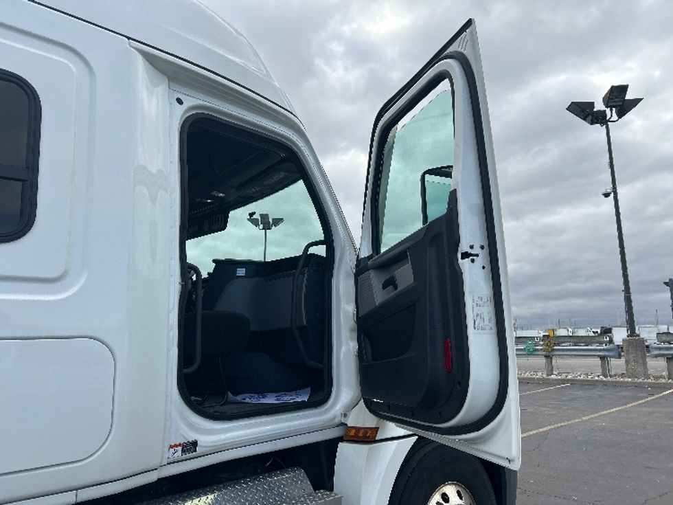 Sleeper Tractor-Heavy Duty Tractors-Freightliner-2021-T12664ST-Mississauga-ON-299,384\n\t\tkm-$ 100,750 - Image 13