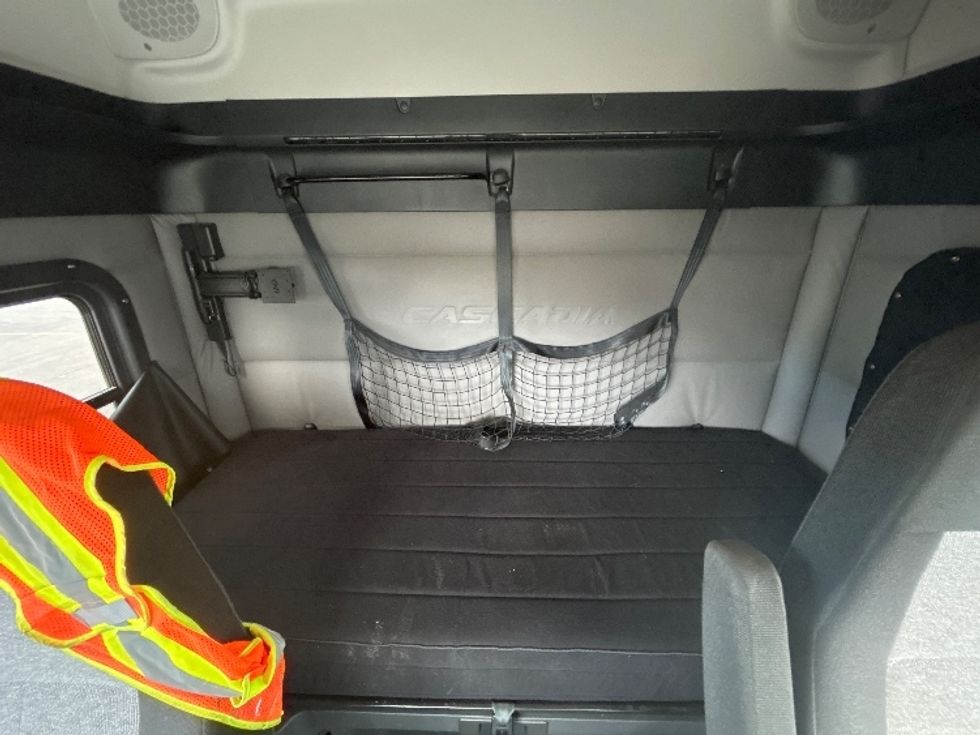 Sleeper Tractor-Heavy Duty Tractors-Freightliner-2021-T12664ST-Mississauga-ON-299,384\n\t\tkm-$ 100,750 - Image 16