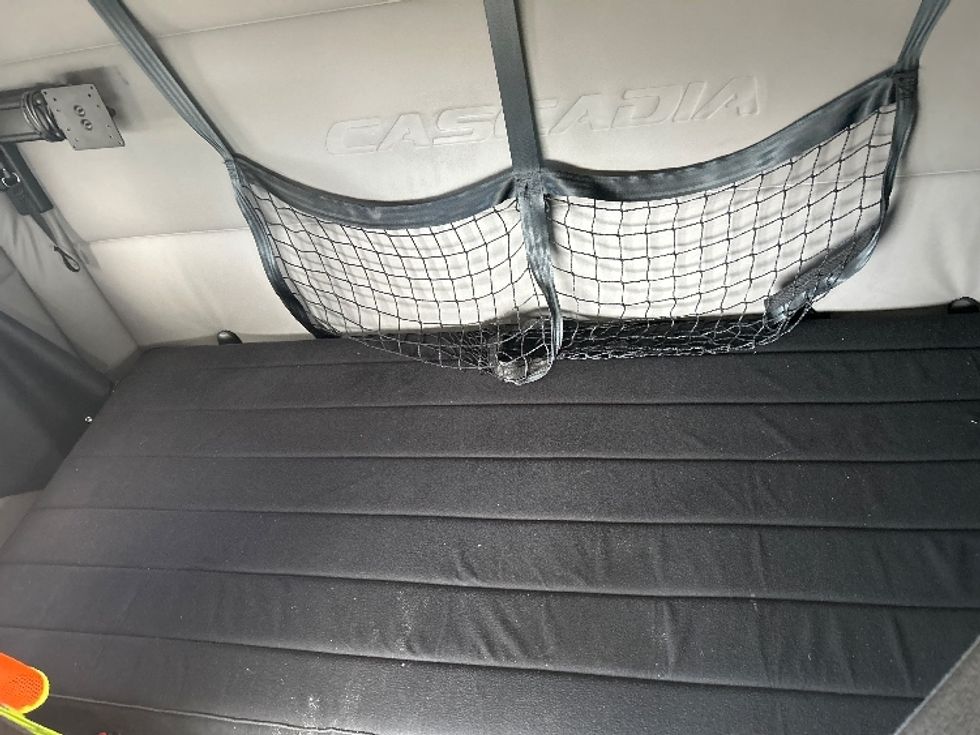 Sleeper Tractor-Heavy Duty Tractors-Freightliner-2021-T12664ST-Mississauga-ON-299,384\n\t\tkm-$ 100,750 - Image 17