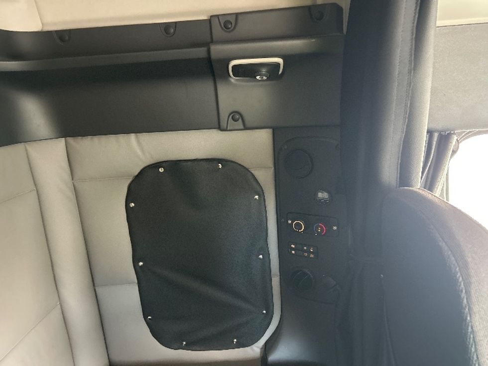 Sleeper Tractor-Heavy Duty Tractors-Freightliner-2021-T12664ST-Mississauga-ON-299,384\n\t\tkm-$ 100,750 - Image 18