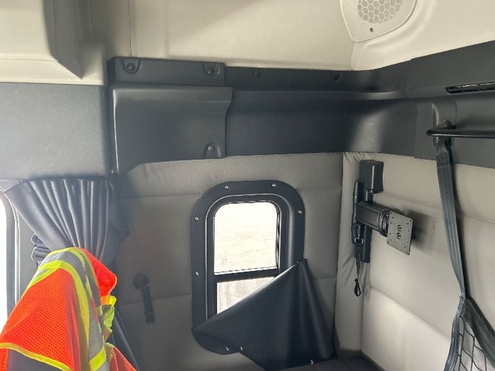 Sleeper Tractor-Heavy Duty Tractors-Freightliner-2021-T12664ST-Mississauga-ON-299,384\n\t\tkm-$ 100,750 - Image 19