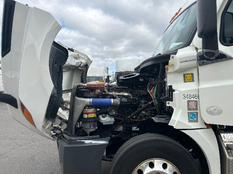 Sleeper Tractor-Heavy Duty Tractors-Freightliner-2021-T12664ST-Mississauga-ON-299,384\n\t\tkm-$ 100,750 - Image 21