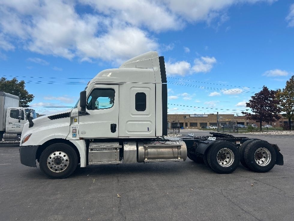 Sleeper Tractor-Heavy Duty Tractors-Freightliner-2021-T12664ST-Mississauga-ON-299,384\n\t\tkm-$ 100,750 - Image 4