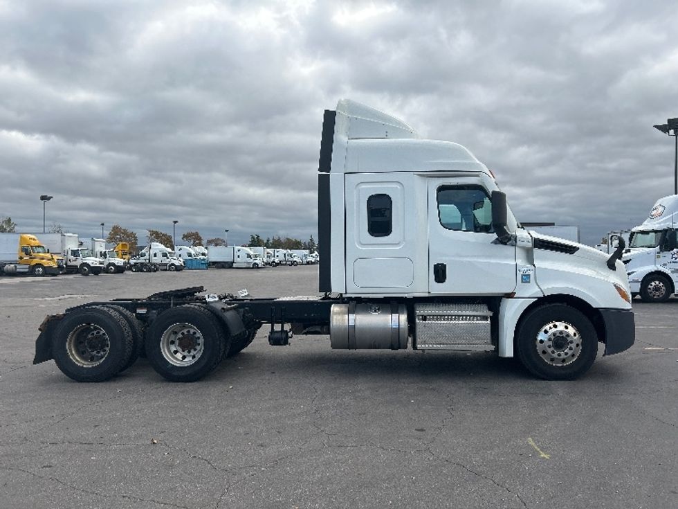 Sleeper Tractor-Heavy Duty Tractors-Freightliner-2021-T12664ST-Mississauga-ON-299,384\n\t\tkm-$ 100,750 - Image 8