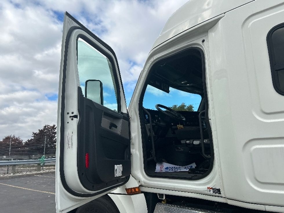 Sleeper Tractor-Heavy Duty Tractors-Freightliner-2021-T12664ST-Mississauga-ON-299,384\n\t\tkm-$ 100,750 - Image 9