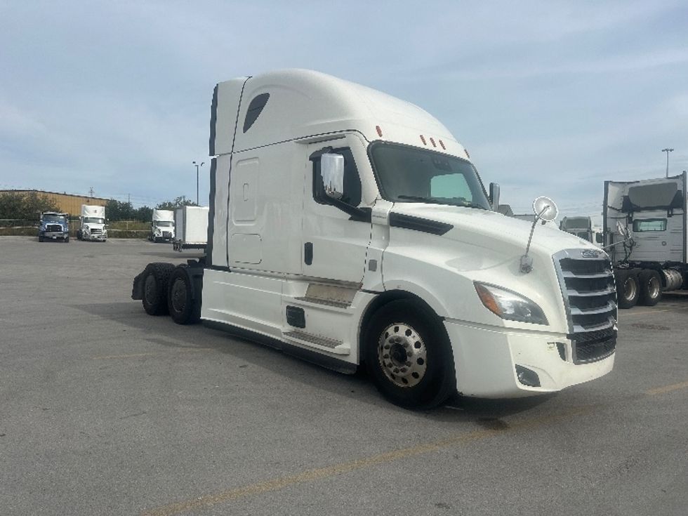 Sleeper Tractor-Heavy Duty Tractors-Freightliner-2021-T12664ST-Mississauga-ON-886,667\n\t\tkm-$ 80,000 - Image 1