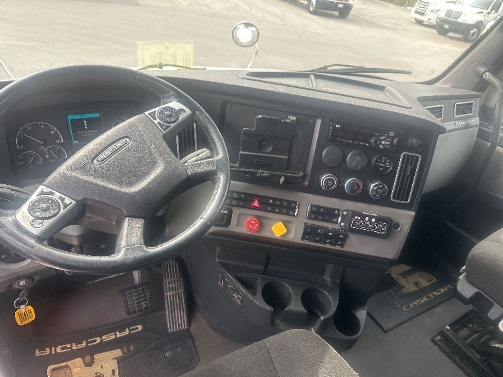 Sleeper Tractor-Heavy Duty Tractors-Freightliner-2021-T12664ST-Mississauga-ON-886,667\n\t\tkm-$ 80,000 - Image 11