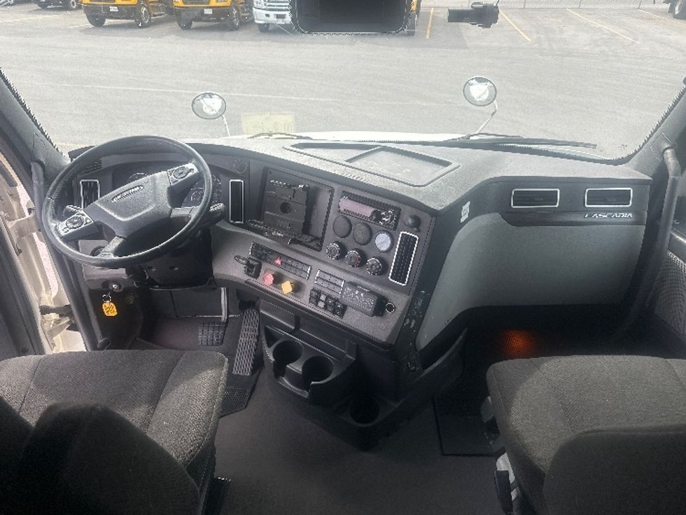 Sleeper Tractor-Heavy Duty Tractors-Freightliner-2021-T12664ST-Mississauga-ON-886,667\n\t\tkm-$ 80,000 - Image 12